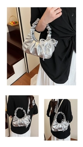 Détail du sac nuage argenté métallisé avec nœud en dentelle et breloque en perles