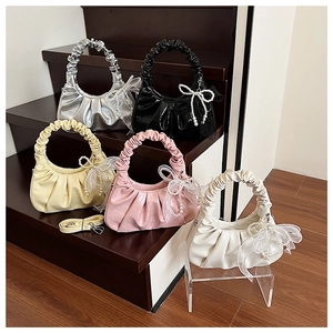 Détails des sacs plissés avec pendentifs en perles et bretelles amovibles réglables