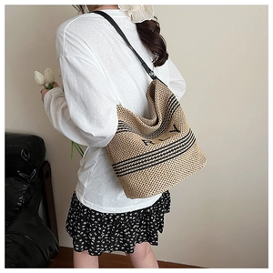 Détail du sac cabas en paille avec lettrage RLY, rayures noires et bandoulière en cuir