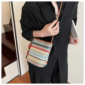 Détails du sac tissé coloré en paille avec pendentifs fraises et bandoulière en cuir