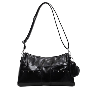 Borsa a spalla nera lucida stile moto con rivetti argentati e ciondolo a cuore