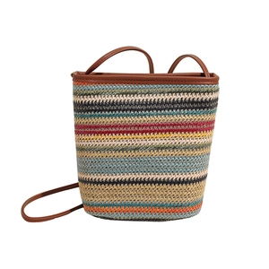 Sac seau en paille à rayures arc-en-ciel avec bretelles en cuir pour la plage