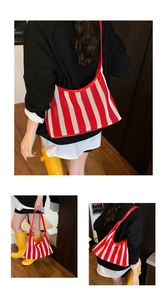 Détail du sac cabas en maille rayée rouge et blanc avec bordure et bandoulière en cuir rouge