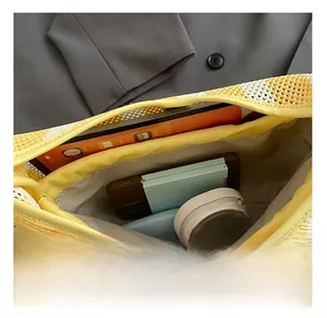 Geräumiges Innenleben der gestreiften gewebten Tasche mit Platz für Handy und Kosmetik