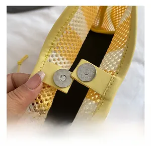Makro-Detail des magnetischen Metallverschlusses und der Webstruktur der Tragetasche
