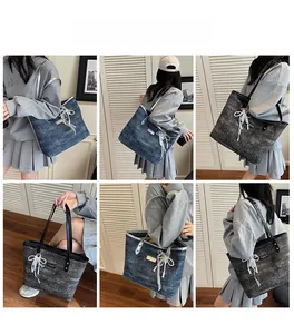 Dettaglio della grande borsa tote in denim con fiocco di perle e interno capiente