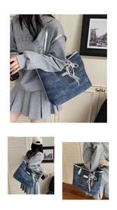 Dettaglio borsa tote in denim con fiocco di pizzo e perle e manici argentati