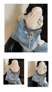 Dettaglio della borsa tote in denim blu con manici argento e eleganti pizzi con perline