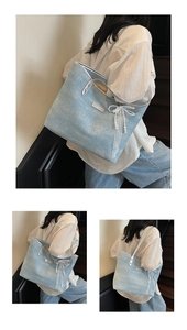 Dettaglio della borsa tote in denim azzurro con manici in pelle argento e fiocco di perle