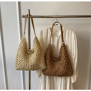Détail du sac cabas en paille tissé à la main avec tricot creux et bandoulière