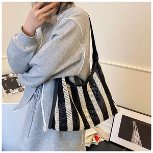 Détail du sac fourre-tout en tricot à rayures noires et blanches avec bandoulière