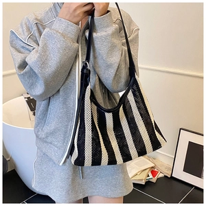 Détail du sac fourre-tout en maille tissée à rayures noires et blanches avec bretelles