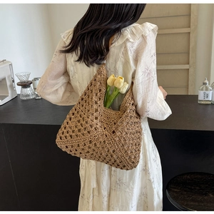 Détail d'un grand sac cabas en crochet fait main kaki avec des motifs évidés complexes