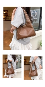 Gros plan des rivets métalliques argentés sur le sac porté épaule vintage marron
