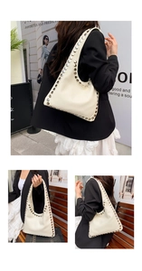 Détail du sac hobo crème avec des rivets métalliques argentés sur la bandoulière