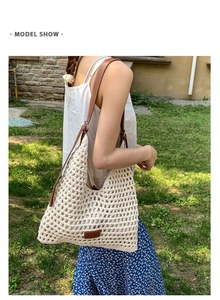 Dettaglio della borsa tote all'uncinetto color crema con manici in pelle