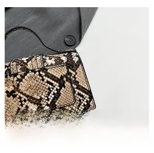 Dettaglio della trama a pelle di serpente e delle cuciture della borsa donna