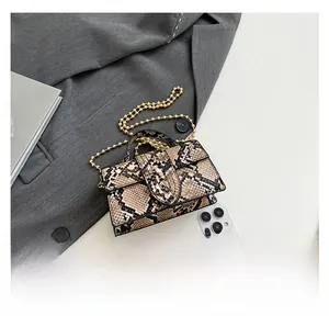 Dettaglio dimensioni mini borsa a serpente con smartphone e catena dorata metallica