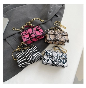 Mini borse chic con motivi a serpente e zebra e tracolle a catena con perle dorate