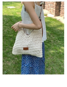 Dettaglio della trama a rete e dell'etichetta in pelle marrone sulla borsa crochet crema