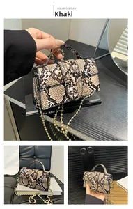 Dettagli della borsa a tracolla kaki stampa serpente con catena a sfere dorate