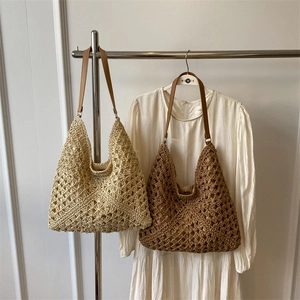 Sac fourre-tout en paille beige et marron foncé avec bandoulières en cuir premium