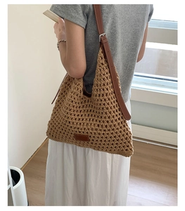 Dettaglio della borsa a tracolla intrecciata con cinturino in pelle e trama mesh