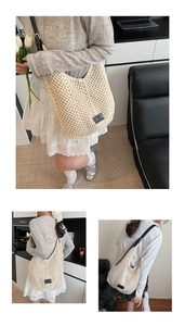 Détail du sac cabas au crochet beige avec bandoulière réglable en cuir noir pour femmes