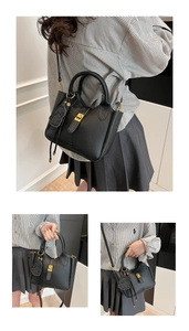 Vues détaillées du sac seau noir grainé avec ferrures dorées et breloque petit chien