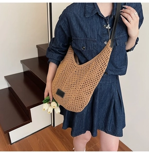Détail de la texture tissée ajourée et de la bandoulière en cuir du sac fait main kaki