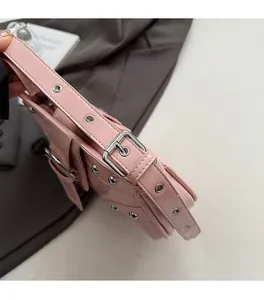 Gros plan détaillé du sac rose avec rivets argentés et boucle métallique de qualité