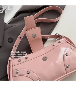 Détail du sac en cuir verni rose montrant le fermoir magnétique et les rivets argentés