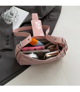Intérieur du sac d'épaule en cuir rose montrant sa grande capacité pour cosmétiques