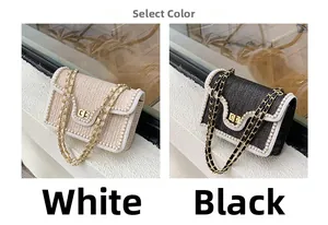 Détail des sacs tissés avec bordure en perles et chaînes dorées en blanc et noir chic