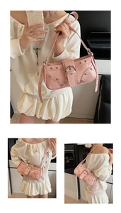 Détails de l'élégant sac sous le bras en cuir verni rose avec rivets argentés
