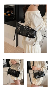 Détail du sac sous le bras en cuir verni noir avec rivets et boucle métallique