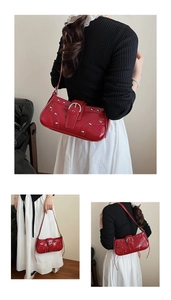 Trois vues de style d'un sac sous le bras rouge Y2K avec rivets et boucle métallique