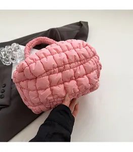 Detalle del bolso de nube rosa acolchado con textura acolchada y asa resistente
