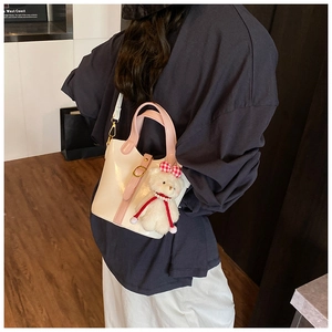 Sac seau blanc avec poignées roses et détail de breloque ours en peluche mignon