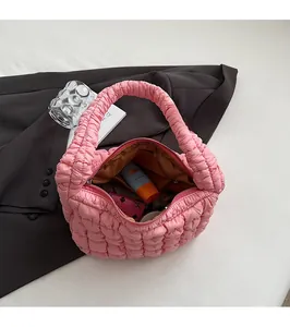 Bolso nube plisado rosa con interior espacioso, cierre de cremallera y forro marrón suave