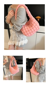 Detalle del bolso de hombro acolchado rosa con asa plisada y textura de cuadros