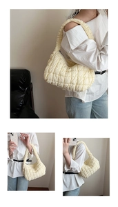 Detalle del bolso de nube acolchado crema con textura suave y diseño de correa ancha plana