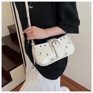 Vue détaillée du sac sous le bras blanc crème avec rivets argentés et grande boucle métal