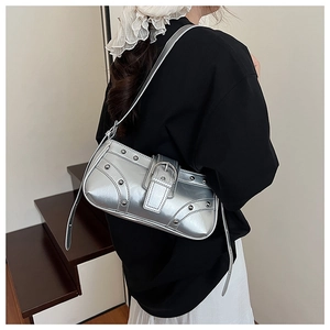 Détail du sac porté épaule argenté avec clous rivetés et boucle sur le rabat du sac