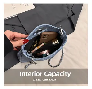 Vue intérieure du sac en denim matelassé bleu avec espace pour téléphone et maquillage
