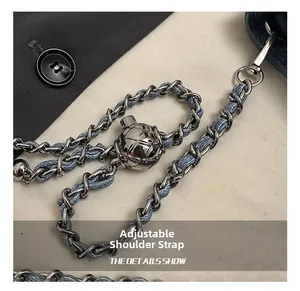 Détail de la boucle boule argentée ajustable sur la bandoulière en cuir bleu