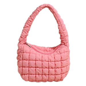 Bolso de hombro acolchado rosa con asa fruncida y diseño de bordado cuadrado