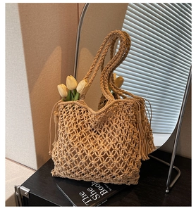 Détail du sac cabas en maille crochet fait main avec pompons pour la plage