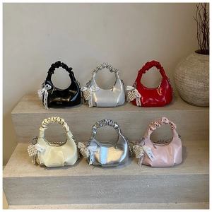 Détail de mini sacs hobo avec breloques cœur en perles et nœuds en dentelle en couleurs