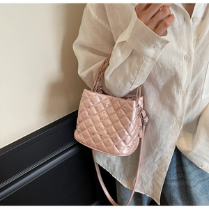 Mini borsa trapuntata rosa con strass scintillanti e dettaglio manico intrecciato